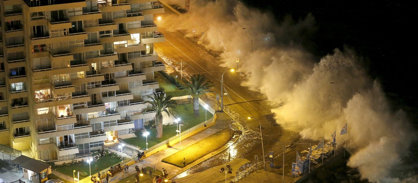 Μοναδικό φαινόμενο: Τεράστια κύματα χτυπούν την πόλη Βίνια ντελ Μαρ στη Χιλή! (βίντεο)